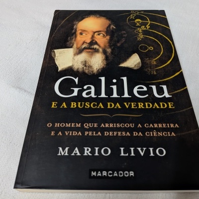 Livro 'Galileu E A BUSCA DA VERDADE' de Mario Livio em capa preta sobre superfície branca.
