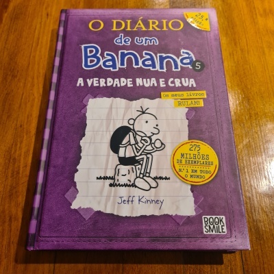 Capa do livro O Diário de um Banana 5 com ilustração de personagem e texto em roxo e amarelo