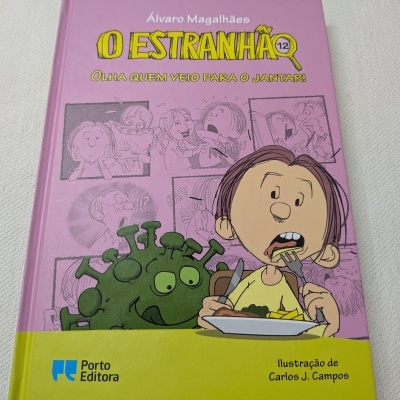 Capa de livro infantil O Estranhão 12 com ilustração e texto.