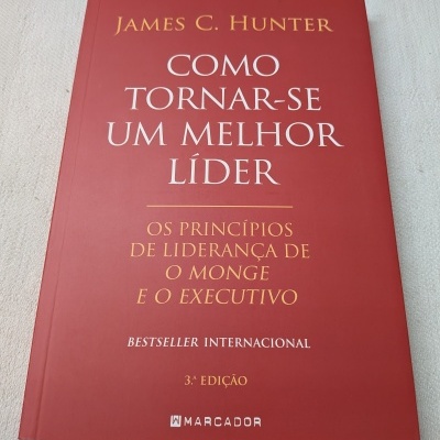 Livro vermelho Como Tornar-se Um Melhor Líder de James C. Hunter