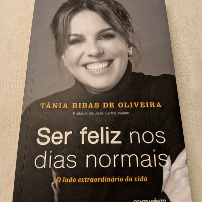 Capa do livro Ser feliz nos dias normais de Tânia Ribas de Oliveira com fotografia da autora a sorrir