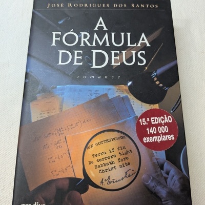Capa do livro A Fórmula de Deus com selo de 15.ª edição e fundo de estudos científicos