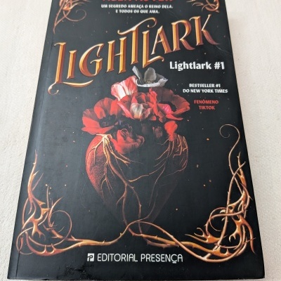 Capa do livro Lightlark #1 com ilustração de coração e flores vermelhas