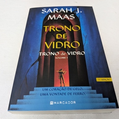 Capa do livro 'Trono de Vidro' de Sarah J. Maas com escadaria azul e figura humana