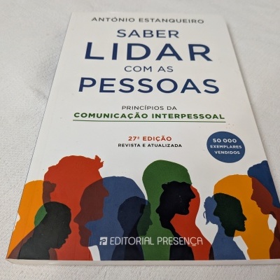 Livro 'Saber Lidar com as Pessoas' com capas coloridas e texto