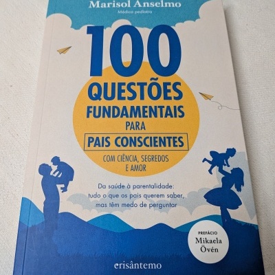 Capa do livro 100 Questões Fundamentais para Pais Conscientes em azul e amarelo com ilustrações de pais e crianças.