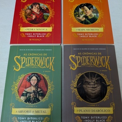 Conjunto de quatro livros da coleção As Crónicas de Spiderwick com capas coloridas e ilustrações