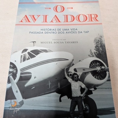 Capa do livro O Aviador de José Correia Guedes com fotografia de avião antigo e pessoa.