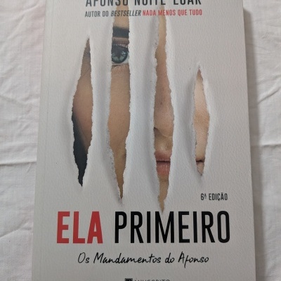 Capa de livro 'Ela Primeiro' de Afonso Noite-Luar com rasgos verticais e rosto visível