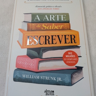 Capa de livro com ilustração de livros e texto sobre escrita