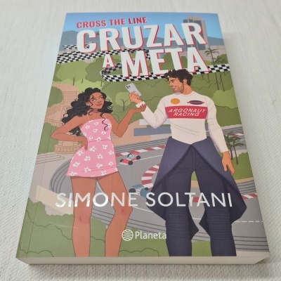 Capa do livro Cruzar a Meta com ilustração de casal em pista de corrida