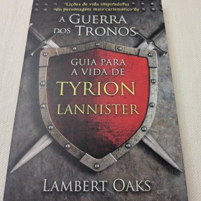 Capa de livro com escudo vermelho e espadas A Guerra dos Tronos Tyrion Lannister