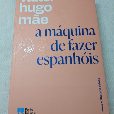 Capa de livro cor de salmão com texto em azul e branco