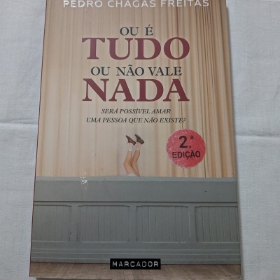 Capa de livro com título e imagem de pernas femininas para cima em palco cinza