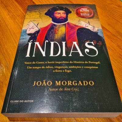 Capa de livro ÍNDIAS de João Morgado com retrato de Vasco da Gama e texto explicativo