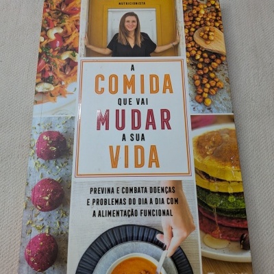 Capa de livro com título em cores vivas e fotos de alimentos