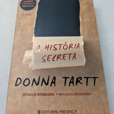 Capa de livro A História Secreta de Donna Tartt em fundo claro