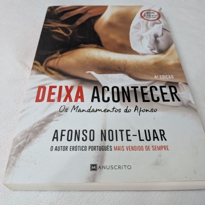 Capa do livro 'Deixa Acontecer' de Afonso Noite-Luar com foto de mulher deitada