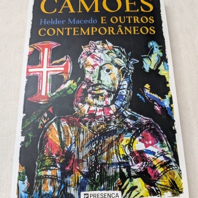 Capa de livro CAMÕES E OUTROS CONTEMPORÂNEOS com ilustração colorida de figura histórica e brasão