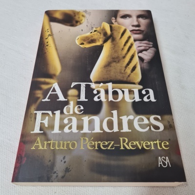 Capa do livro 'A Tábua de Flandres' de Arturo Pérez-Reverte com peça de xadrez cavalo e rosto ao fundo