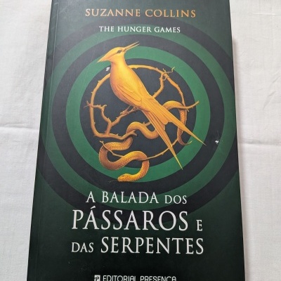 Capa do livro A Balada dos Pássaros e das Serpentes de Suzanne Collins
