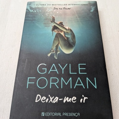 Capa do livro Deixa-me ir de Gayle Forman com imagem de pessoa debaixo de água
