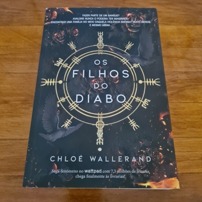 Capa de livro 'Os Filhos do Diabo' em preto com textos e símbolos amarelos