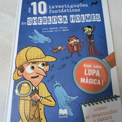 Capa de livro infantil azul com ilustrações e texto sobre Sherlock Holmes