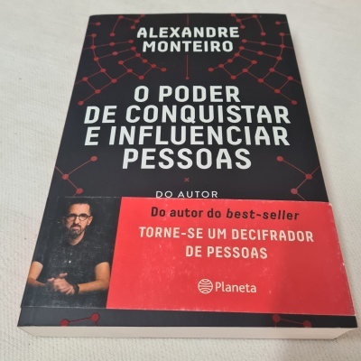 Livro 'O Poder de Conquistar e Influenciar Pessoas' de Alexandre Monteiro com capa preta e vermelha