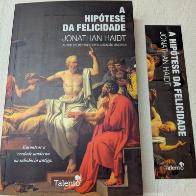 Livro 'A HIPÓTESE DA FELICIDADE' de Jonathan Haidt com marcador de livro