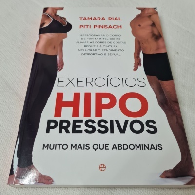 Capa de livro Exercícios Hipopressivos com homem e mulher em roupa desportiva preta