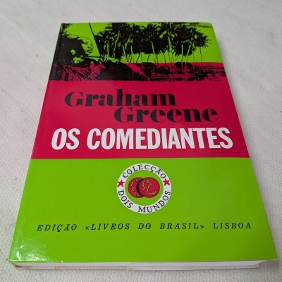 Capa do livro Os Comediantes de Graham Greene com cores verde e vermelho
