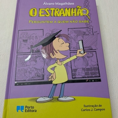 Capa de livro roxa e amarela com ilustração de personagem e texto