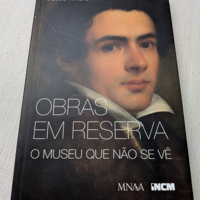 Livro com pintura e títulos do Museu Nacional de Arte Antiga