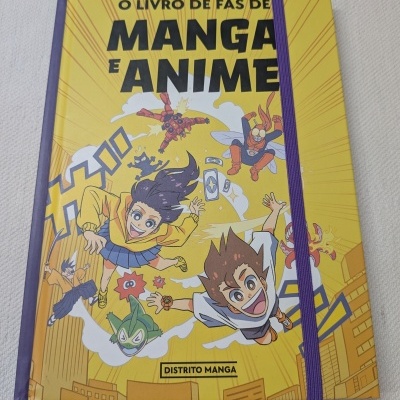 Livro com capa amarela e ilustrações de personagens manga e anime