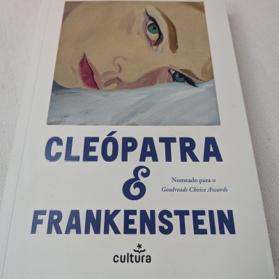 Capa livro Cleópatra & Frankenstein com ilustração rosto feminino