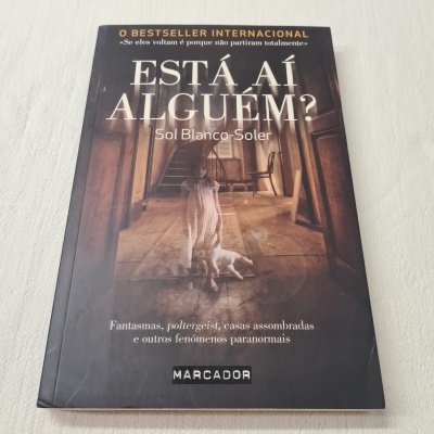 Capa do livro 'ESTÁ AÍ ALGUÉM?' de Sol Blanco-Soler com imagem de mulher e cão num corredor