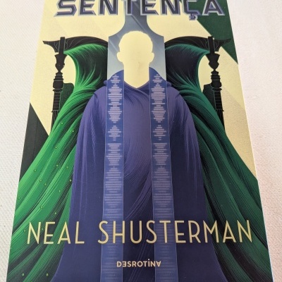 Capa de livro ilustrada com personagem em vestido roxo e figuras verdes ao fundo, título SENTENÇA, autor NEAL SHUSTERMAN.