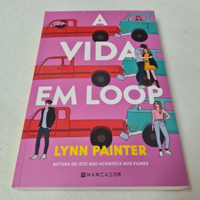 Capa de livro rosa com carros ilustrados e texto A VIDA EM LOOP por Lynn Painter
