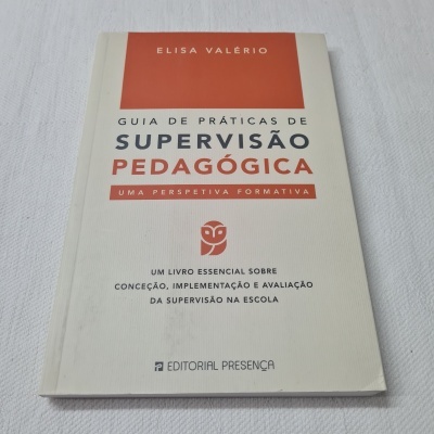 Livro Guia de Práticas de Supervisão Pedagógica com capa branca e vermelho
