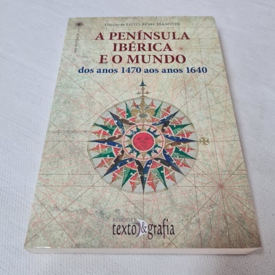Capa de livro com título em português sobre fundo com padrão de bússola colorida