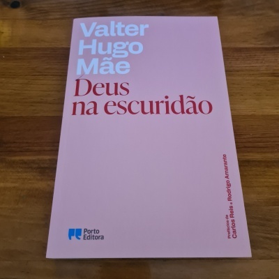 Livro 'Deus na escuridão' de Valter Hugo Mãe com capa rosa