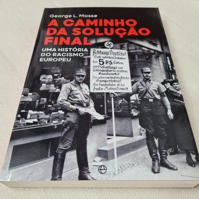 Capa de livro com soldados nazis e cartaz em alemão