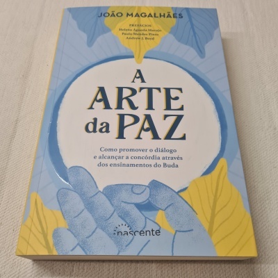 Livro 'A ARTE da PAZ' com capa azul e amarela e ilustração de mão azul