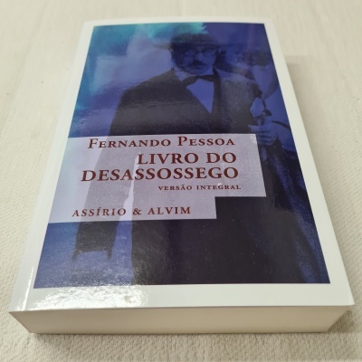 Livro Livro do Desassossego de Fernando Pessoa com capa azul e branca