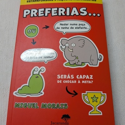 Capa de livro Preferias... com ilustração de lesma e elefante, fundo vermelho, texto em português.