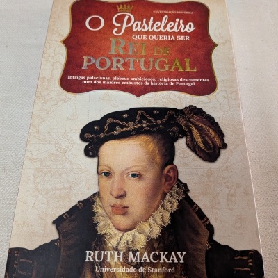 Capa de livro O Pasteleiro que queria ser Rei de Portugal com pintura de figura masculina histórica.