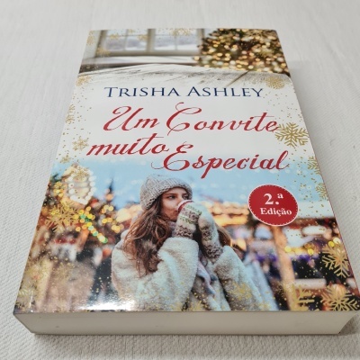 Capa de livro 'Um Convite muito Especial' de Trisha Ashley com temática de inverno e 2.ª edição.