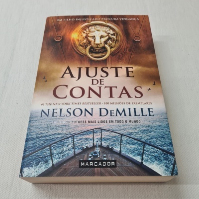 Capa do livro AJUSTE DE CONTAS de Nelson DeMILLE com imagem de maçaneta em forma de leão e convés de navio