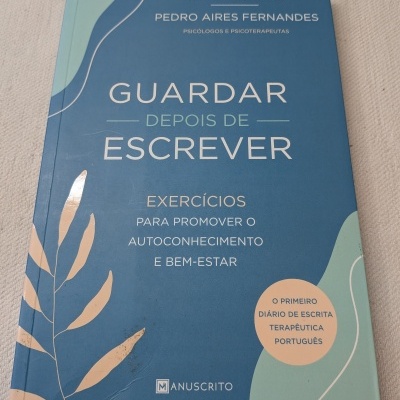 Livro Guardar Depois de Escrever com capa azul e detalhes verdes